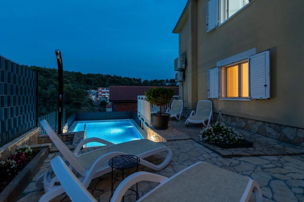 Apartments Kapetan Trogir 0*,