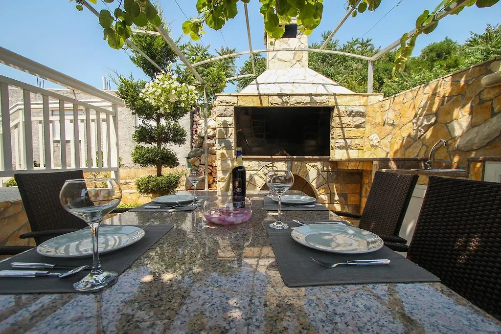 Apartments Kapetan Trogir 0*,