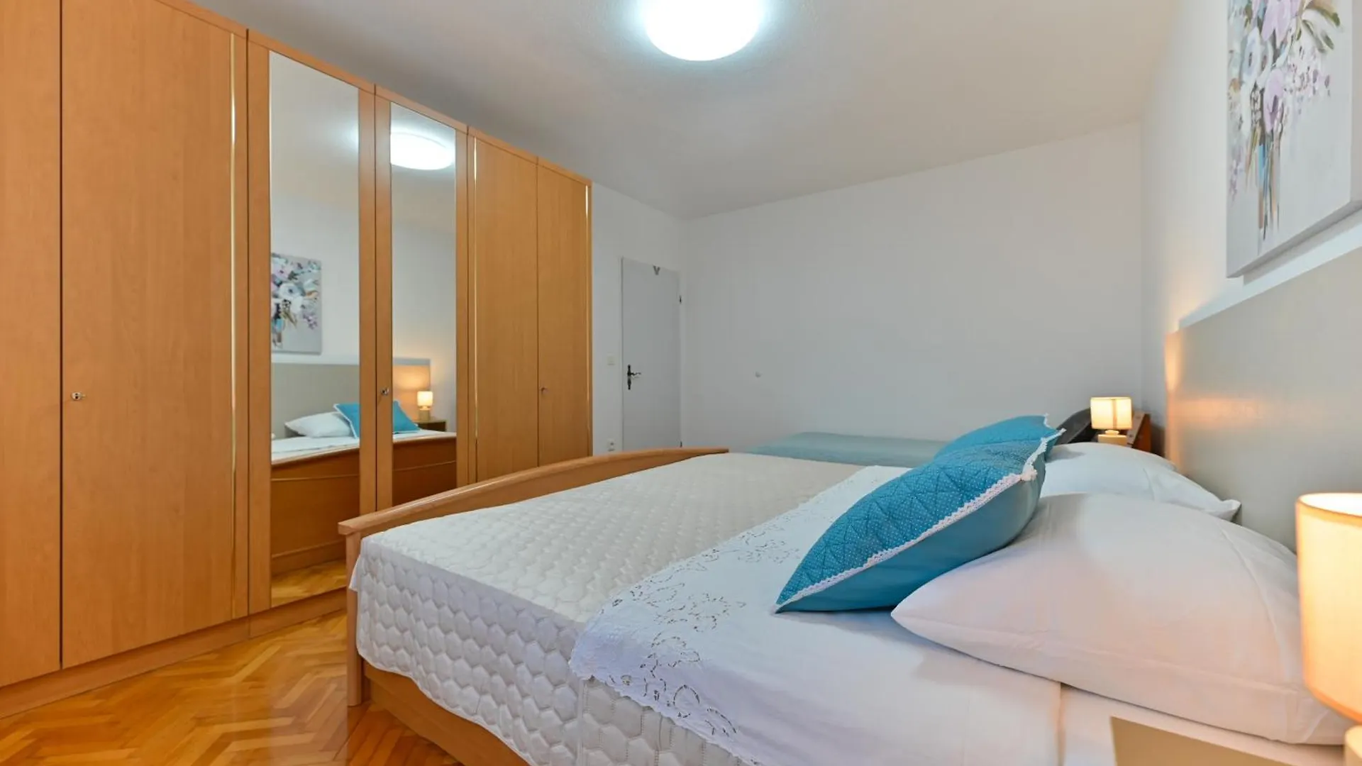 Apartments Kapetan Trogir 0*,