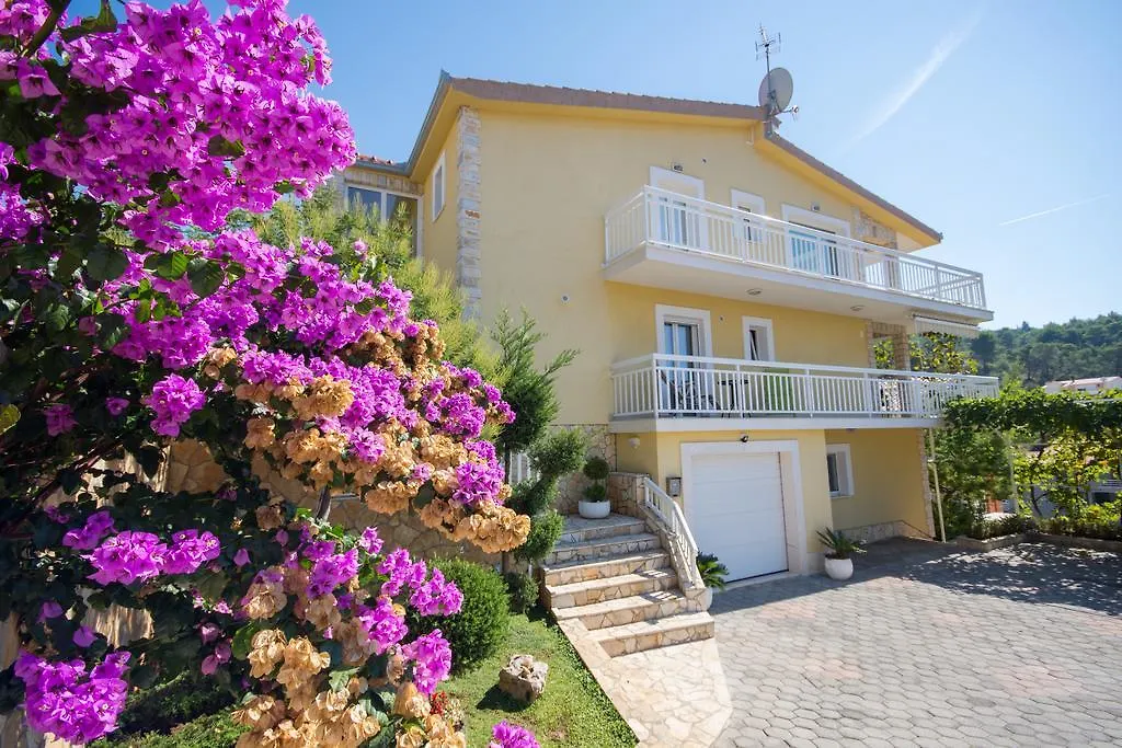 Apartments Kapetan Trogir 0*,